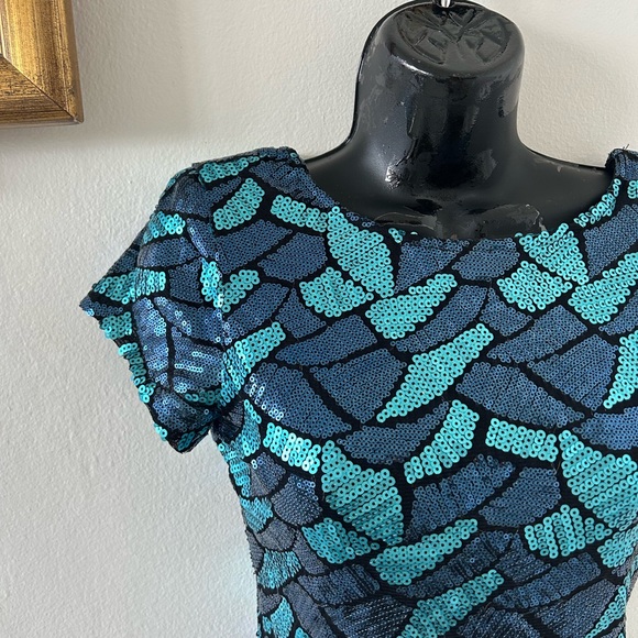 scalloped two tone sequin open back mini dress - Picture 2 of 3